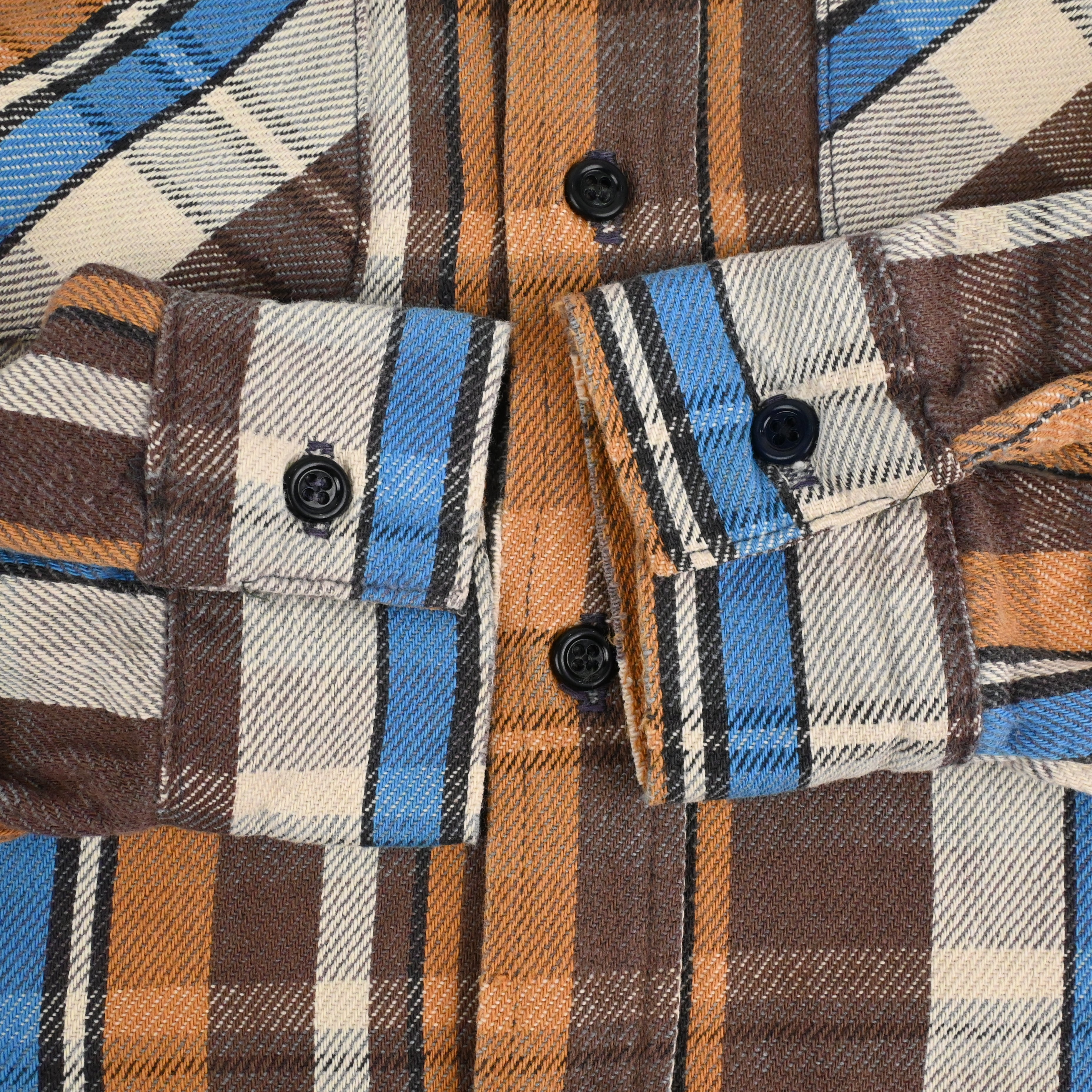 左のボタンがリペアされております。