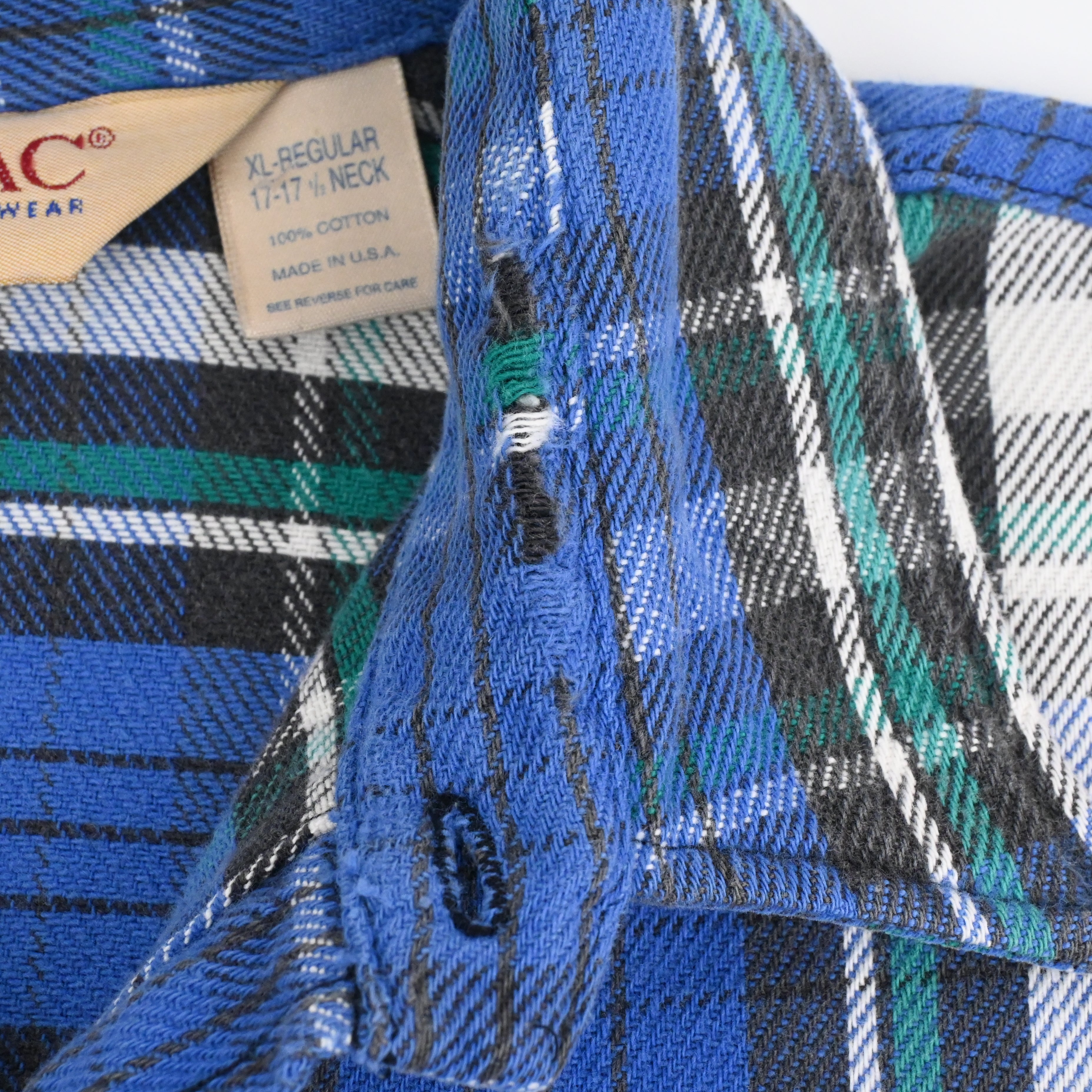 襟元の擦れが見られますが、表面上のもので、着用に問題はございません。