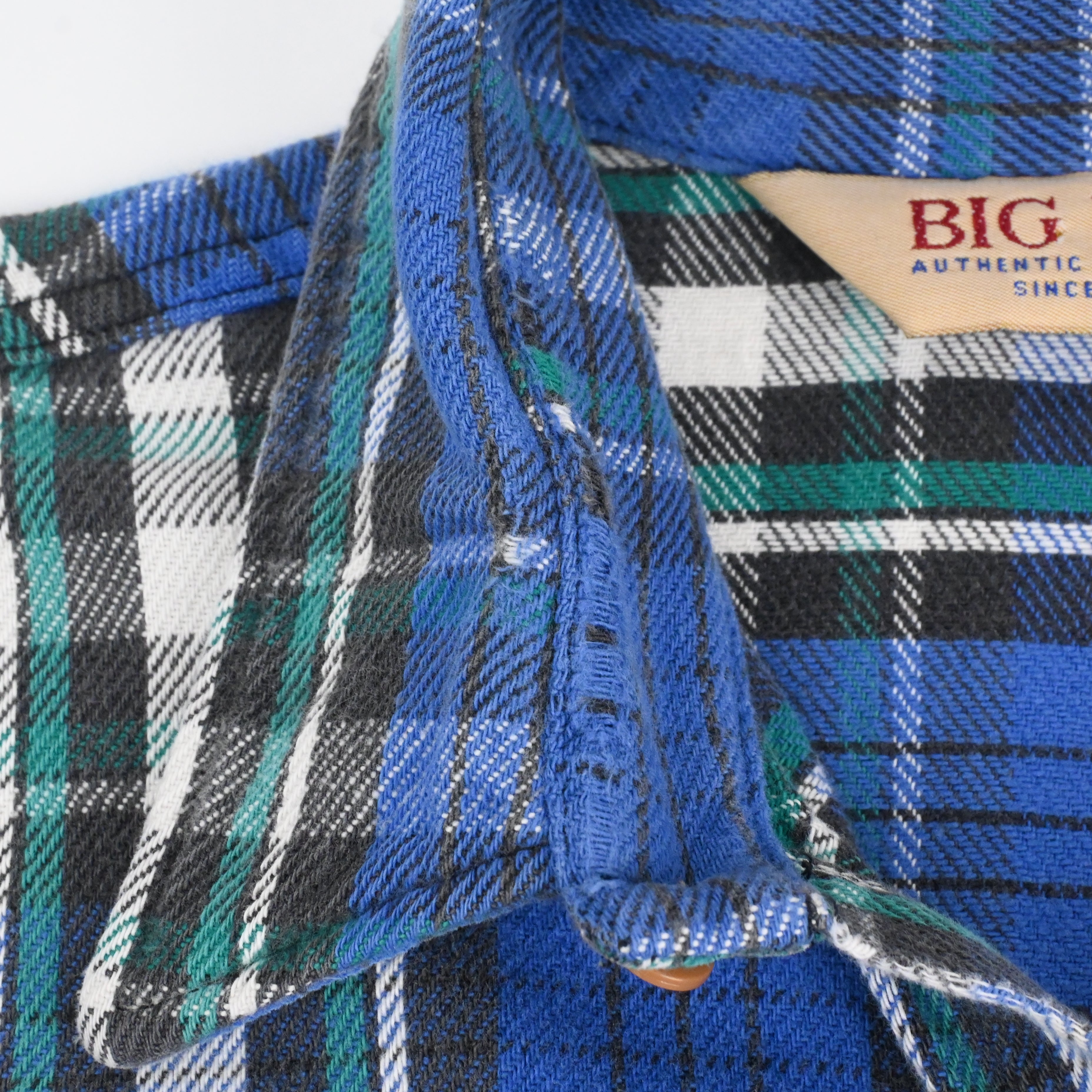 襟元の擦れが見られますが、表面上のもので、着用に問題はございません。