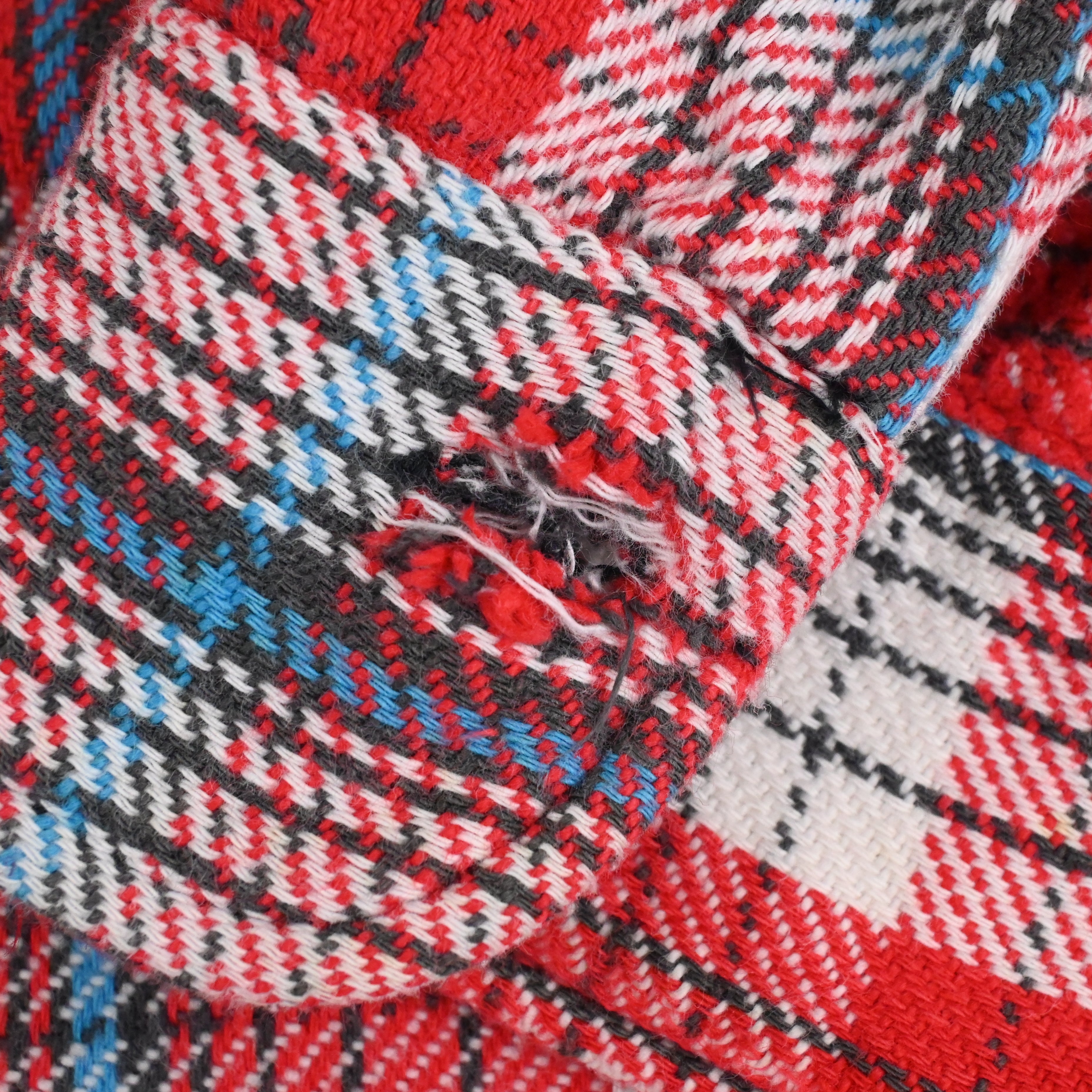 袖のボタンホールにホツレがございます。