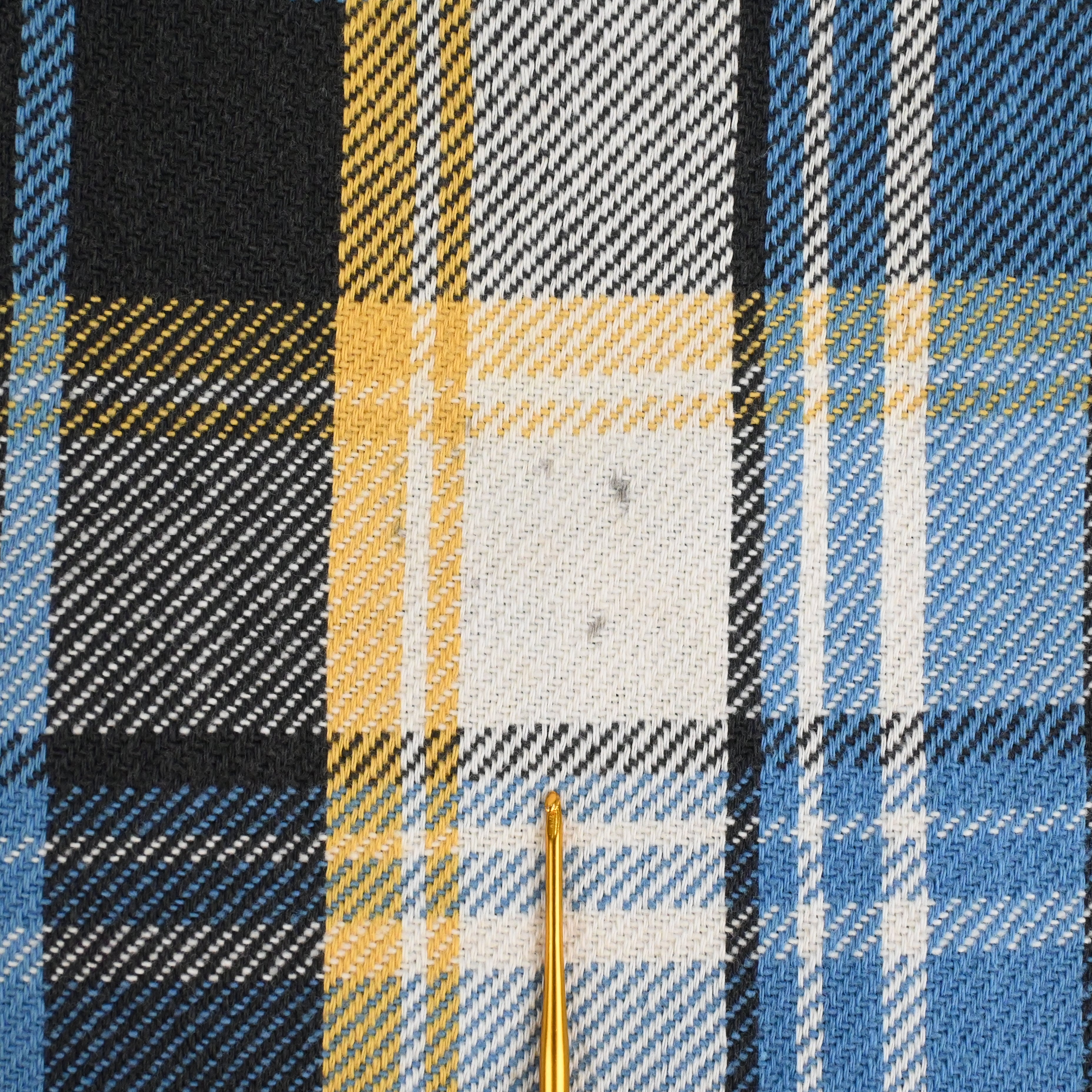 背面に薄い汚れがございます。