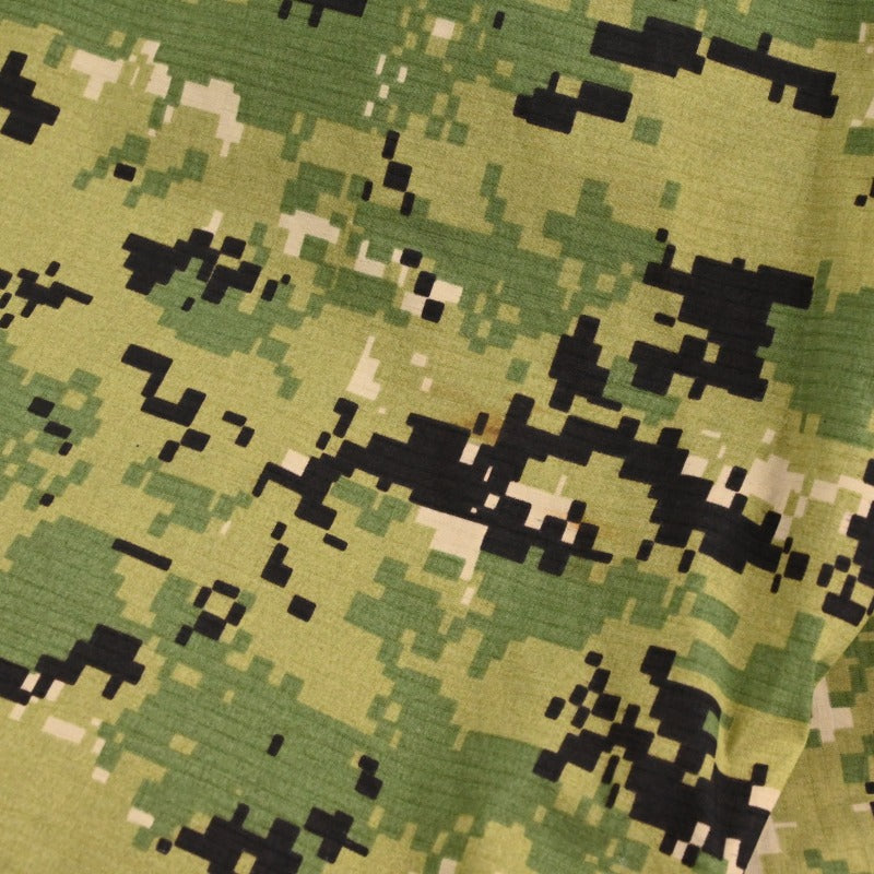 袖に汚れがございます。