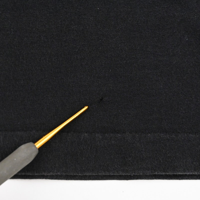 背面にピンホールがございます。