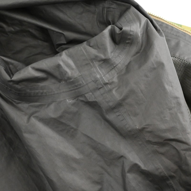 シームテープは綺麗な状態です。