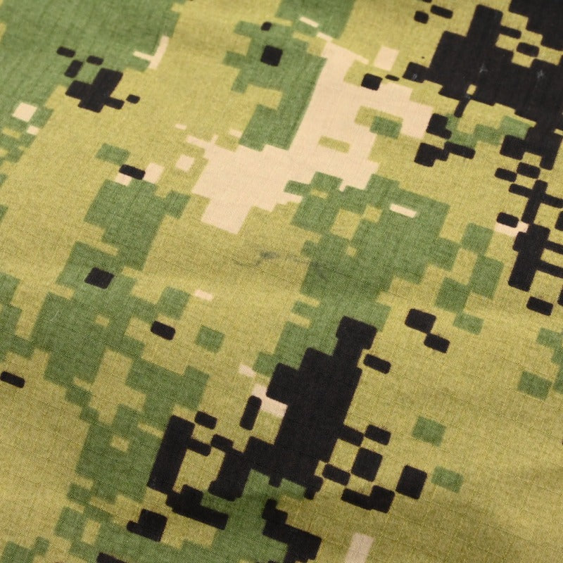 背面に薄い汚れがございます。