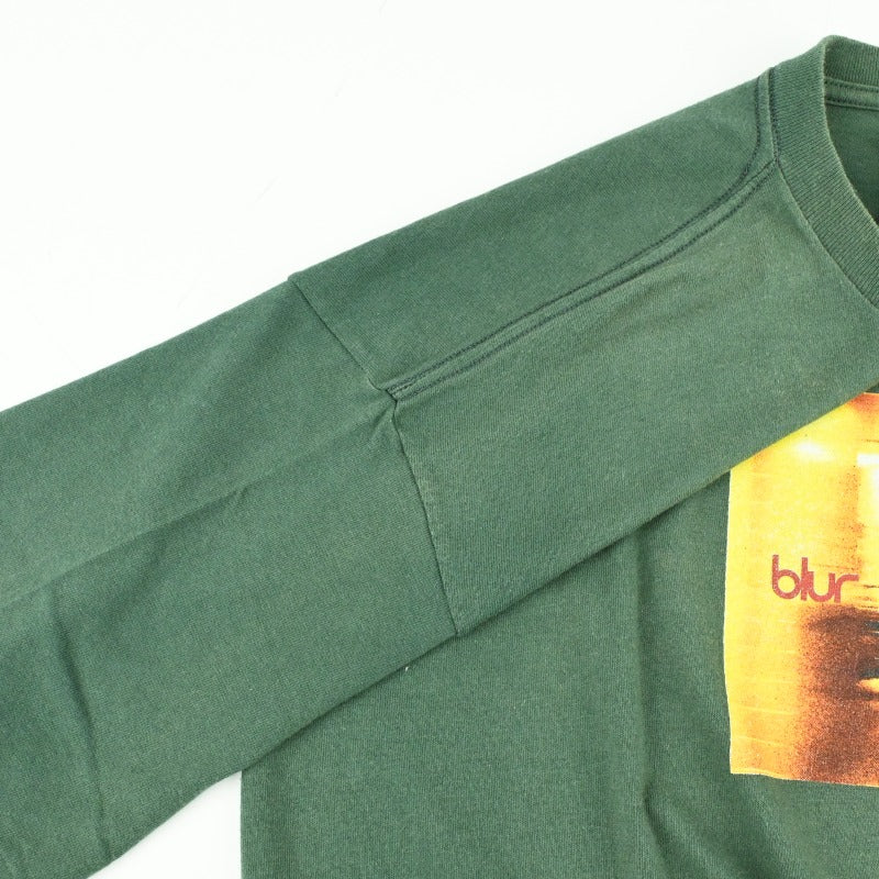 肩部分に退色箇所がございます。