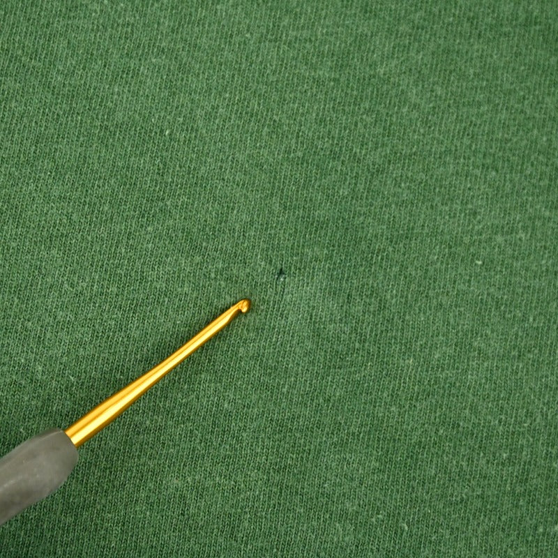 背面にピンホールがございます。