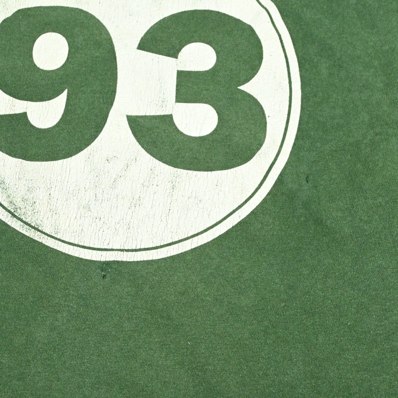 背面にピンホールがございます。