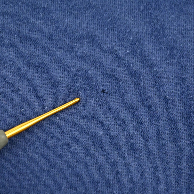 背面にピンホールがございます。