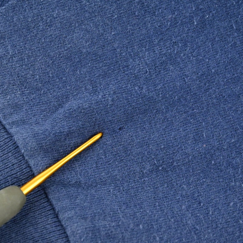 袖にピンホールがございます。