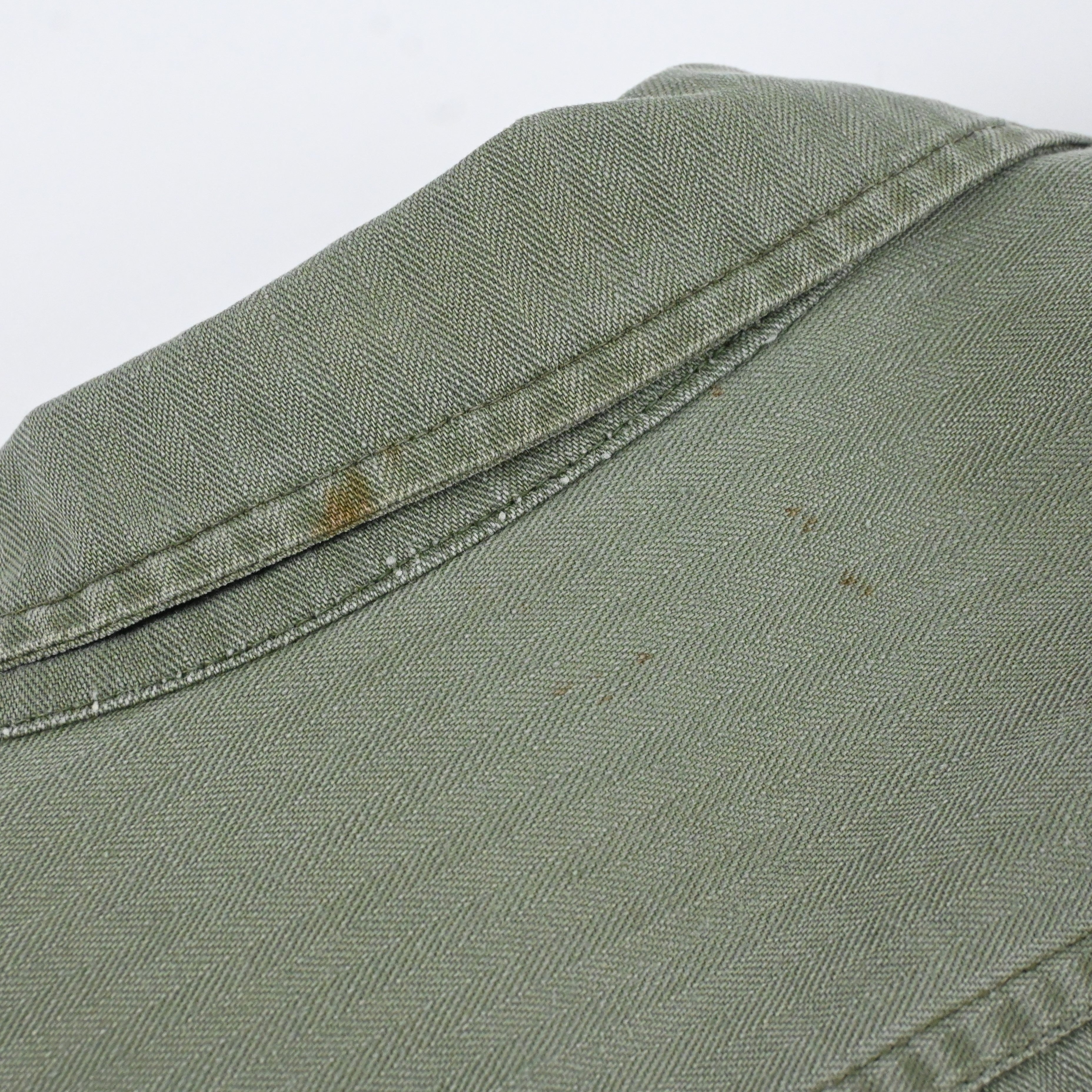 背面襟元付近に汚れがございます。