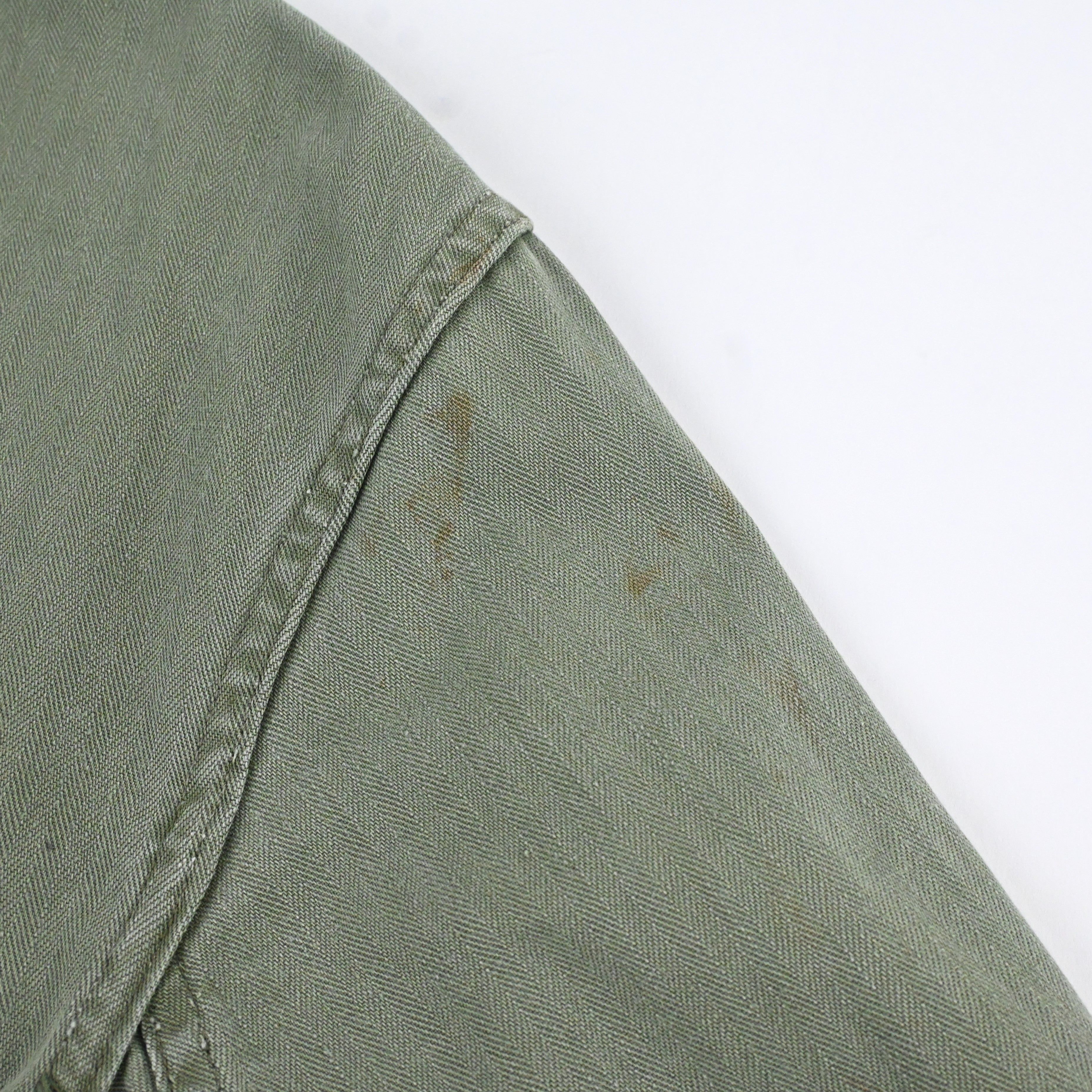 右袖に汚れがございます。