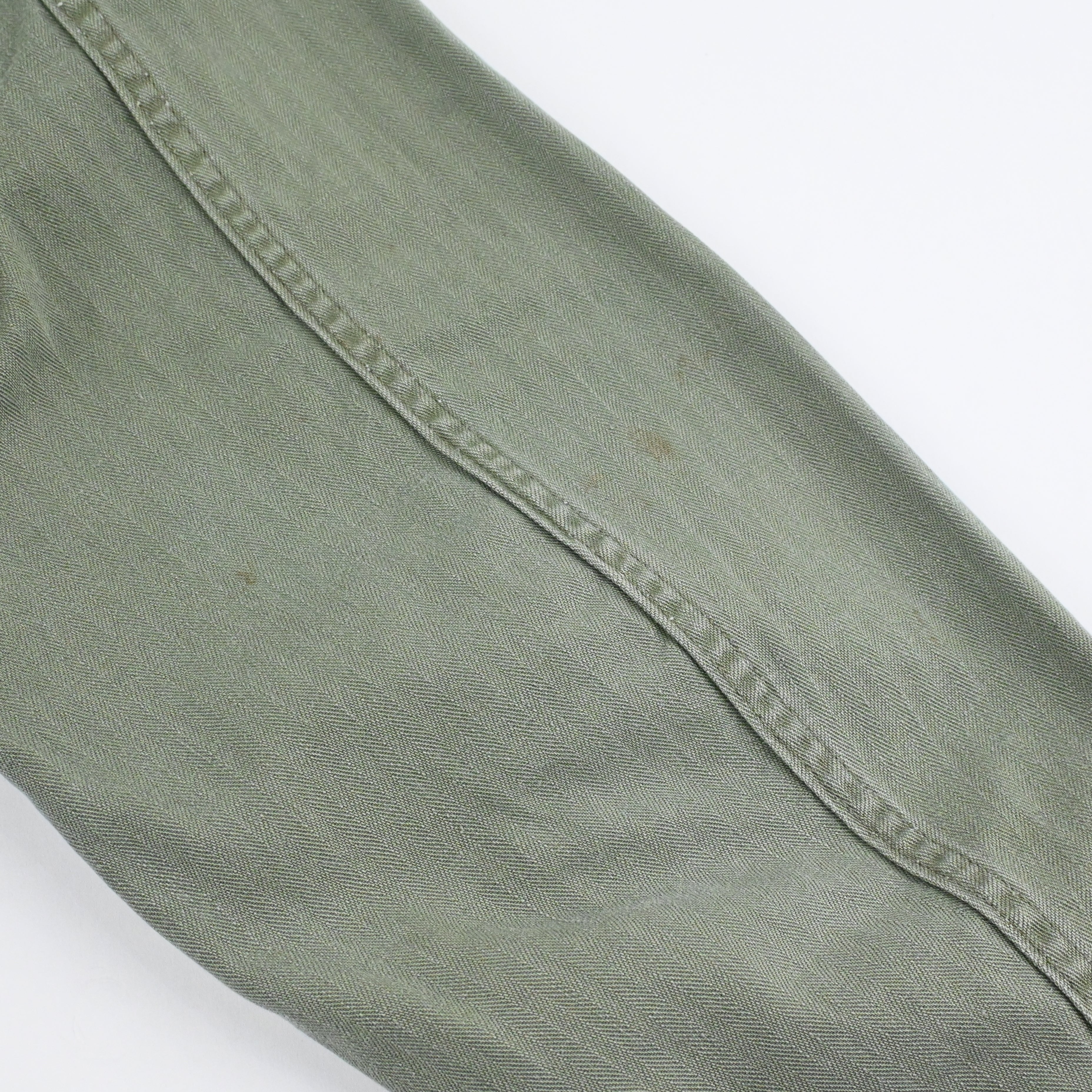 右袖に汚れがございます。