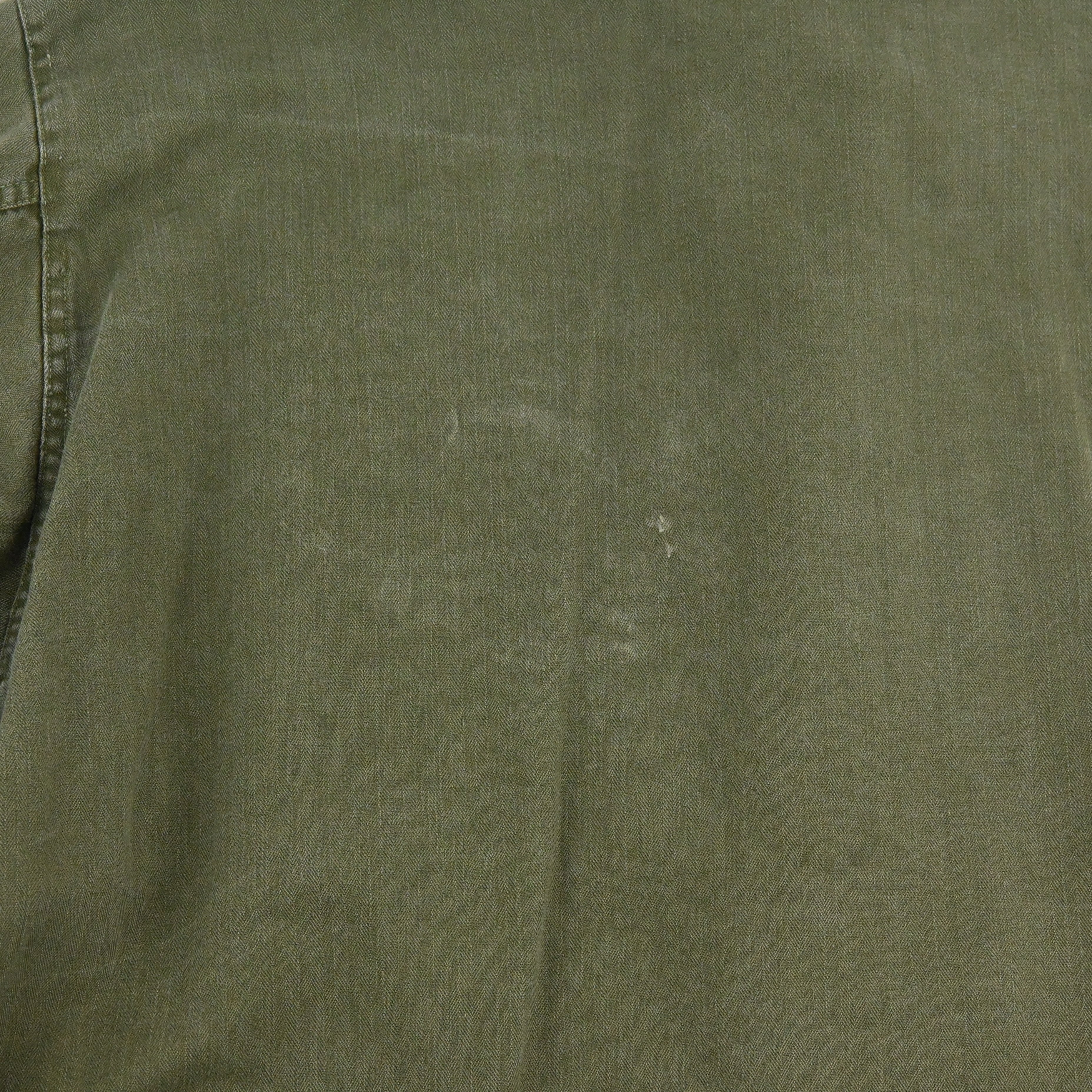 背面に軽微な擦れがございます。