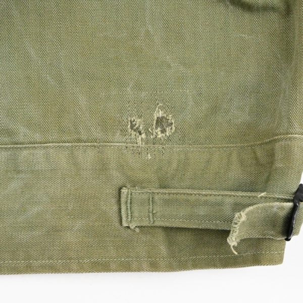 背面裾にリペアがございます。