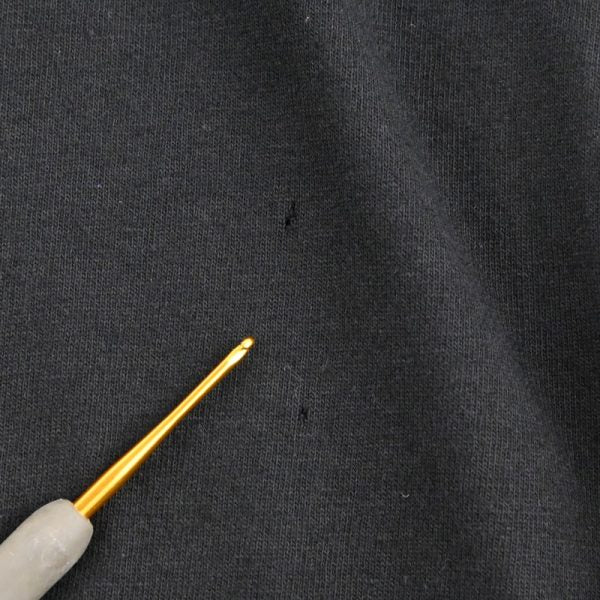 フロント裾にピンホールがございます。